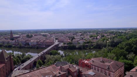 catedral de san jaime, puente viejo y museo ingres acercándose a montauban, francia, toma aérea de paso elevado