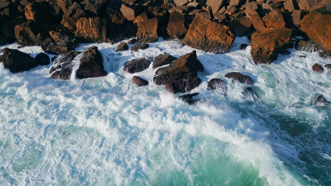Potente oceano che si infrange sulla costa, vista aerea. Onde che si infrangono su scogliere rocciose vulcaniche.