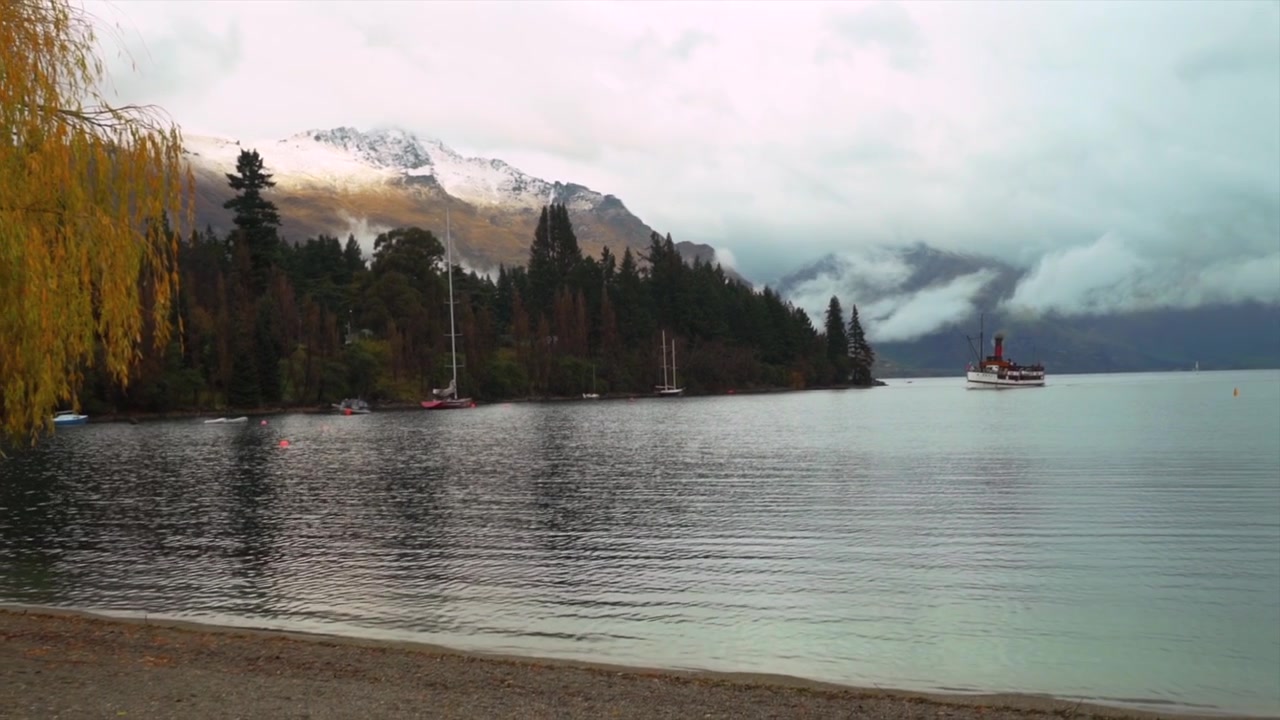 Barca da crociera, barca a vela, inverno, Baia di Queenstown, spiaggia, alba, tramonto, Lago Wakatipu, Giardini di Queenstown, Nuova Zelanda, Isola del Sud, Glenorchy, paesaggio, cime innevate, mattina, nuvoloso, nebbia, piovoso, panoramica