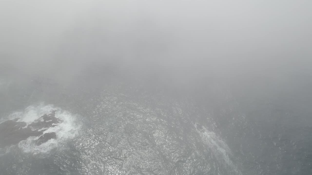 오스트레일리아 시드니 의 본디 비치 에서 안개 가 가득 한 바다 물 가운데 배 를 타고 항해 하는 것