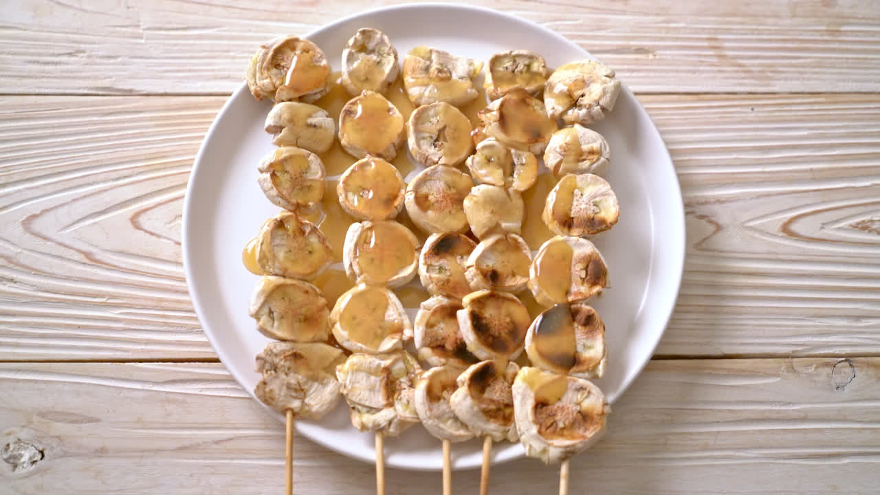 캐러멜 소스를 곁들인 얇게 썬 바나나 그릴