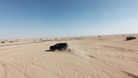 clip de drone fpv en cámara lenta de un coche todoterreno en el desierto