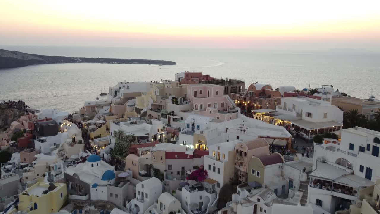 casas y hoteles en el acantilado de la aldea de oia en santorini, grecia, vista aérea cinematográfica