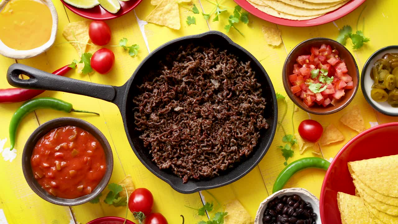 철팬에 고기를 얹은 칠리 콘 카르네를 위한 신선하고 맛있는 다양한 재료