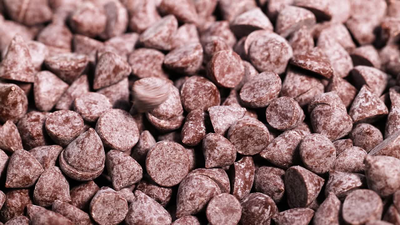 초콜릿 이 무더기로 떨어지고 정착합니다.