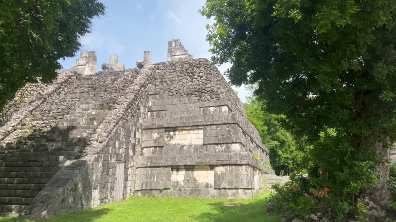 Ampia ripresa panoramica a mano libera dal Tempio dei Guerrieri al Tempio delle Grandi Tavole a Chichen Itza, Messico. 4K