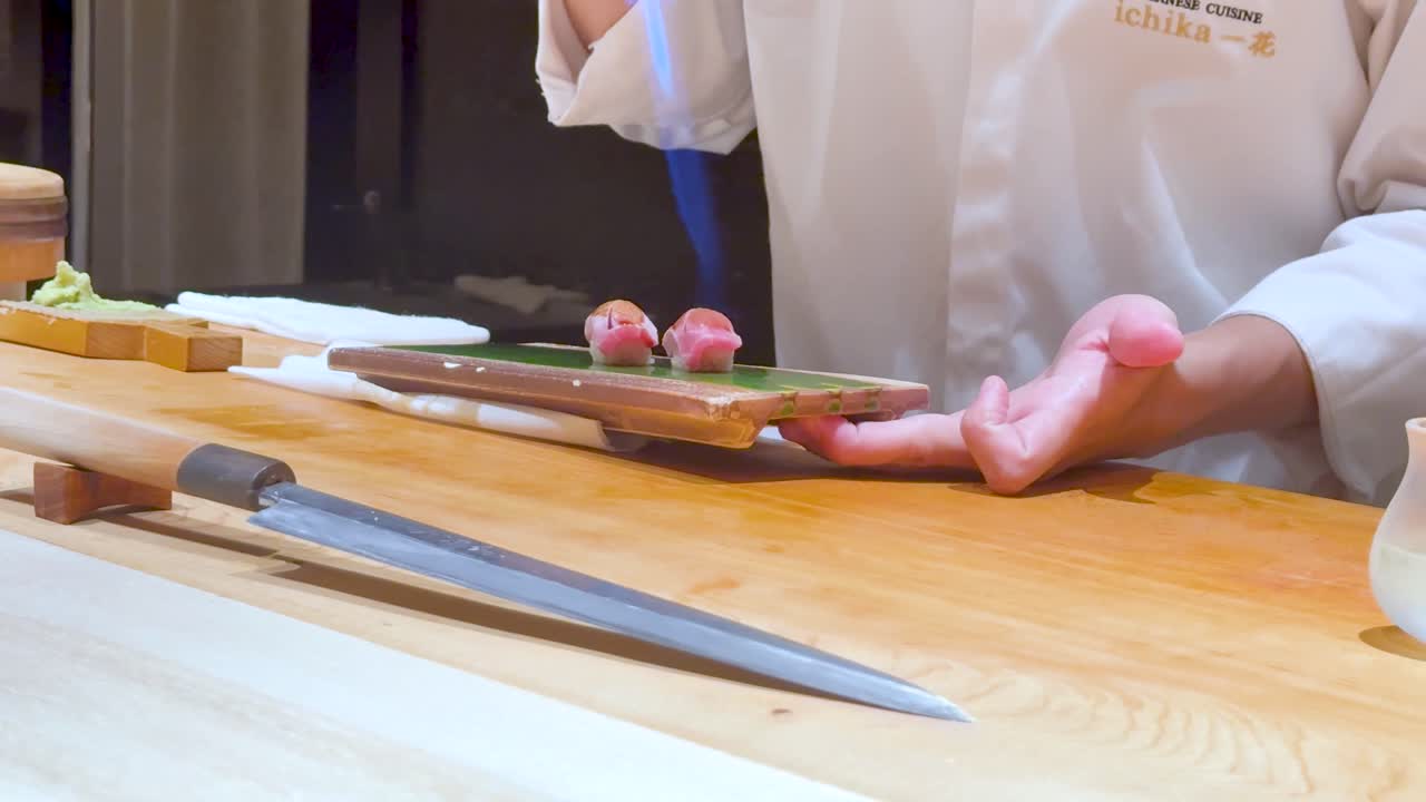 preparación de sushi con llama de antorcha en bangkok