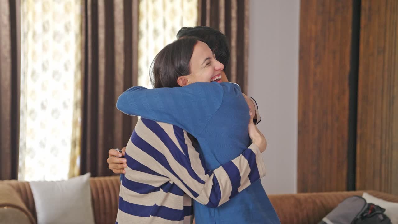 mujer india feliz regalando un coche a su marido