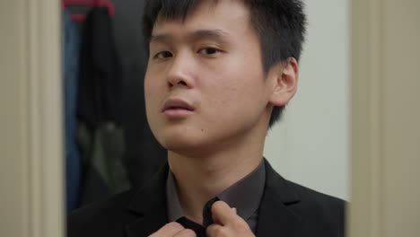 거울 앞에서 자기 동기를 부여하는 사람, 일하러 준비하는 사람, 집중된 표현