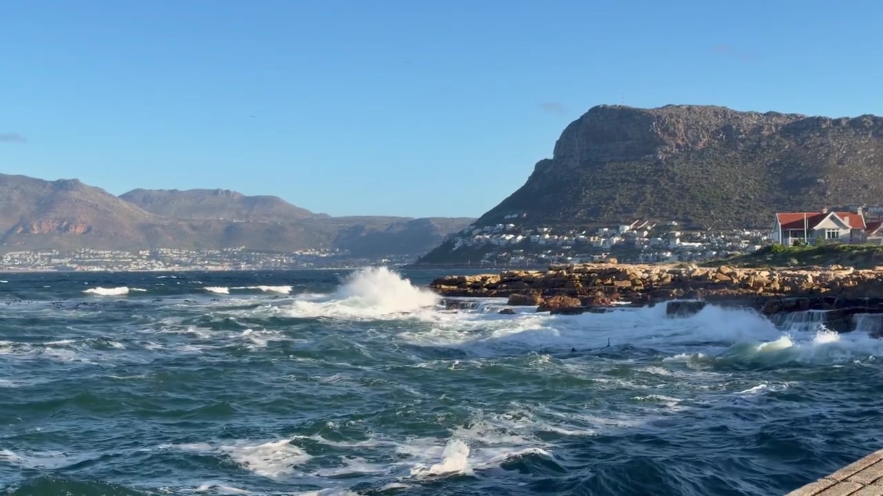 Vista di Kalk Bay e Fish Hoek dal porto di Kalk Bay, vicino a Città del Capo, Sudafrica