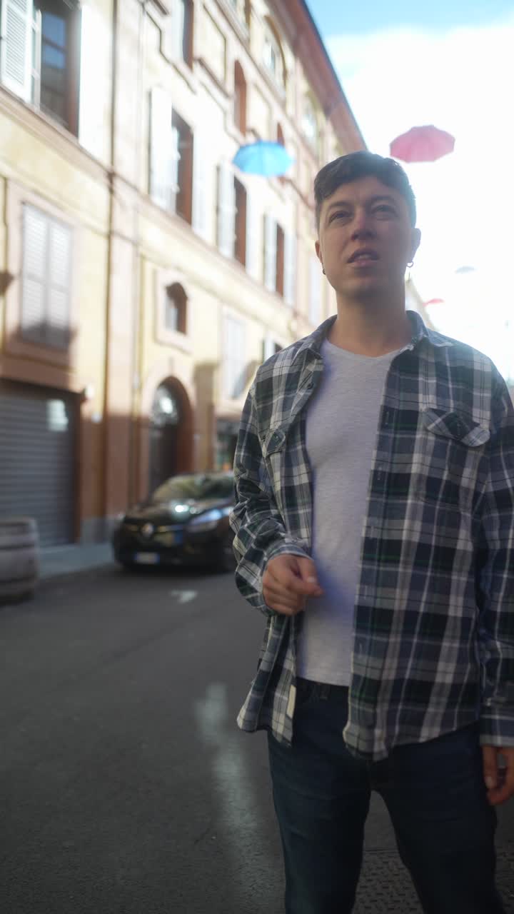 도시 거리를 고 있는 남자