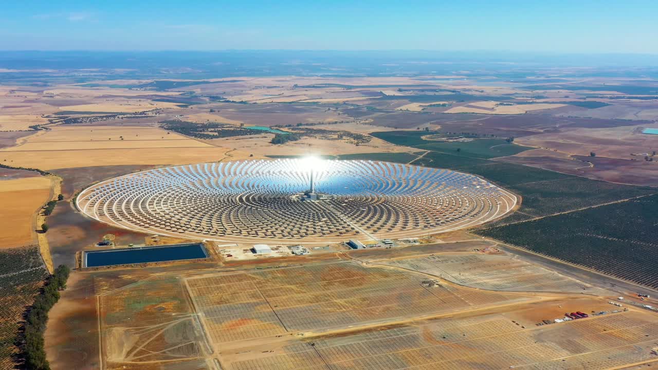 planta de energía de paneles solares fotovoltaicos. planta de energía termosolar, un centro de granja solar rodeada de campos - vista panorámica con un dron - concepto de medio ambiente