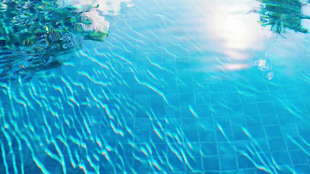Kolam Renang Tropis dengan Air Biru Berkilauan dan Pantulan Sinar Matahari
