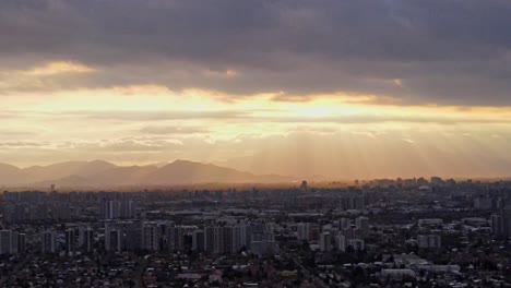 Rayos-de-sol-a-través-de-las-nubes-en-la-ciudad-de-Santiago-Chile