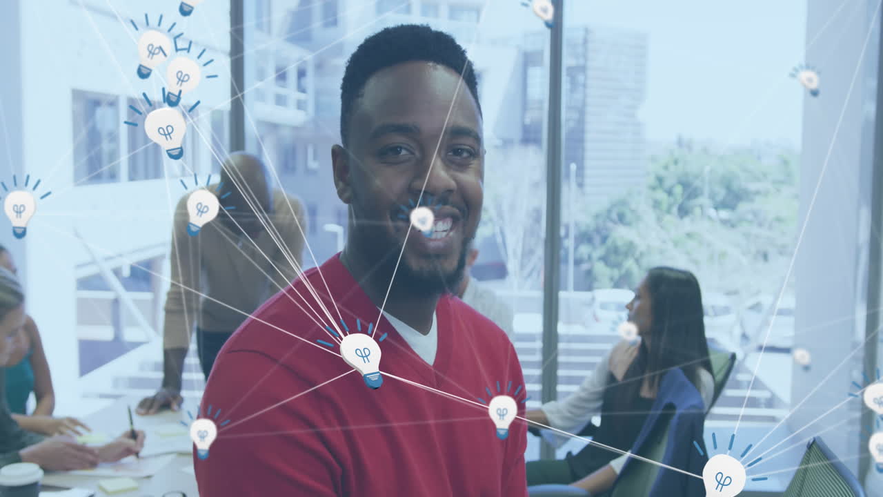 사무실에서 미소 짓는 아프리카계 미국인 남자를 상대로 전구 아이콘의 네트워크 애니메이션