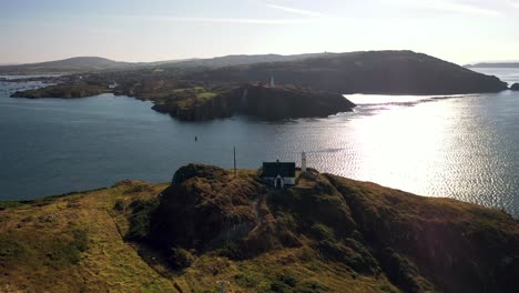 Vuela-Sobre-El-Faro-En-La-Isla-De-Sherkin-Hasta-El-Faro-De-Baltimore-En-El-Continente-De-Irlanda