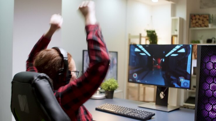 Donna che gioca ai videogiochi al computer