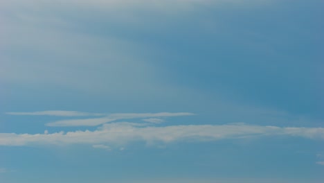 Gold-Aus-Weißen-Wolken-Am-Blauen-Himmel-Mit-Sonnenstrahlen,-Luftbild,-Drohnenschießenwolken,-Natürlichem-Blauen-Himmelsbewegungswetter-Und-Weißem-Spaltwetter