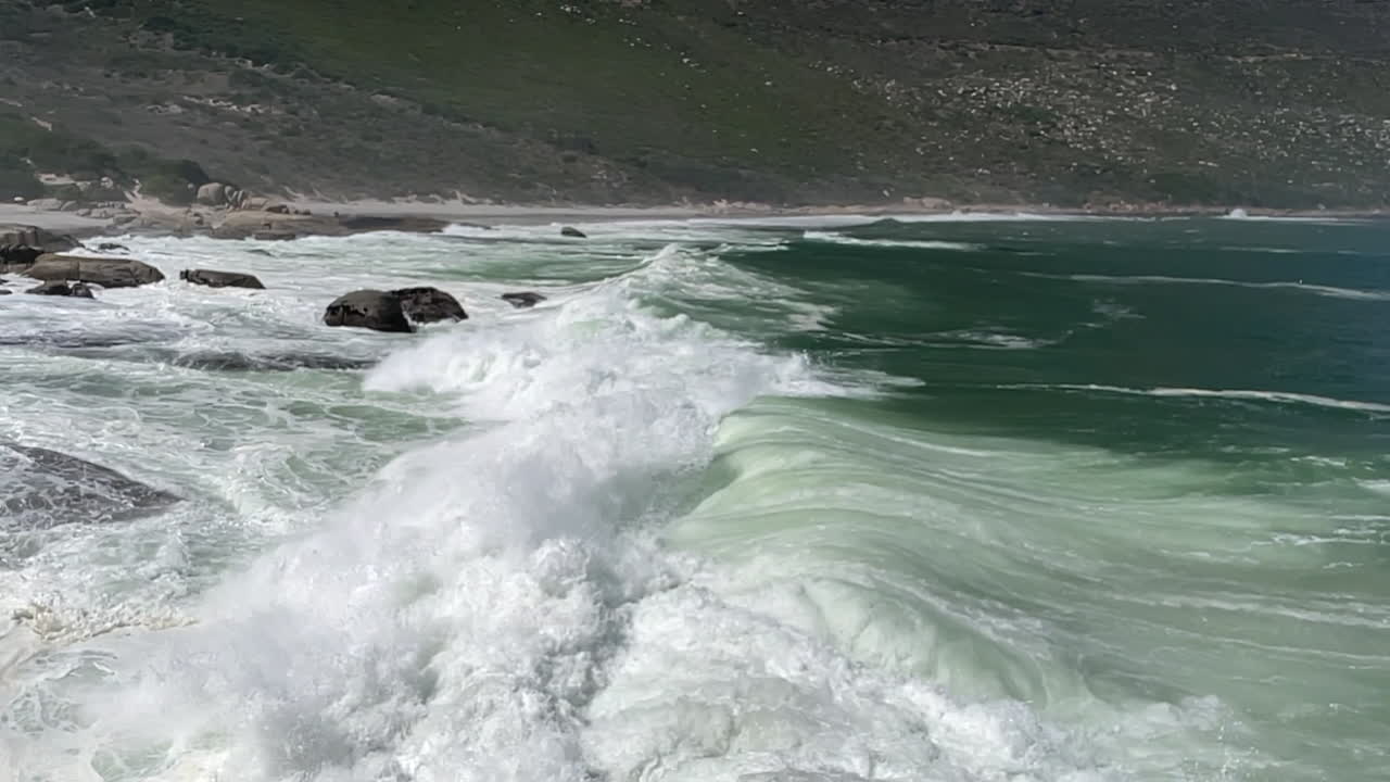 enormes olas espumosas rompiendo en la orilla de sandy bay beach, ciudad del cabo, sudáfrica - cámara lenta