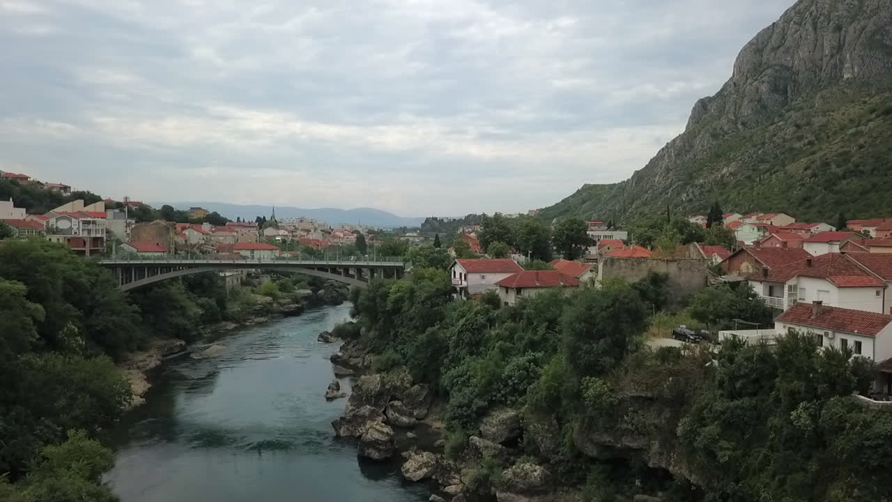antena baja vuela por el río neretva hasta el puente a través de mostar en bosnia