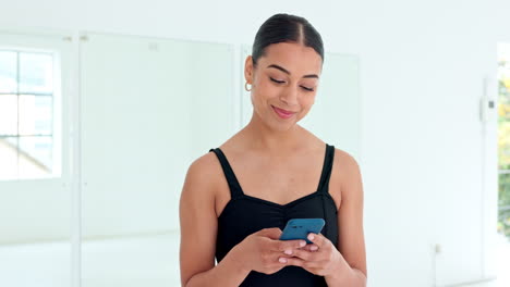 Phone,-social-media-and-communication-with-a-woman