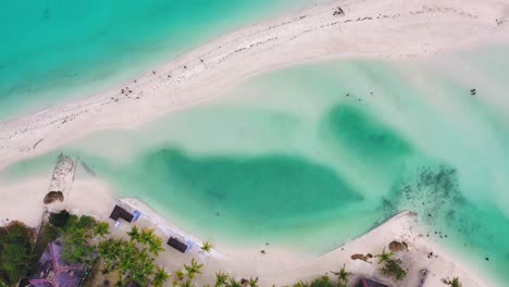 retirada aérea lenta sobre la playa y la laguna en el resort en filipinas