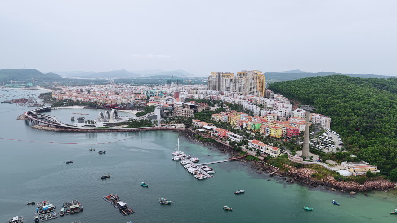 Ripresa con drone di Sunset Town, attrazione turistica sull'isola di Phu Quoc, Vietnam.