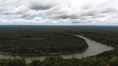 Este-Es-Un-Lapso-De-Tiempo-De-Un-Día-Nublado-Sobre-Una-Curva-En-El-Río-Guerrero-Negro-Que-Atraviesa-El-Estado-De-Alabama