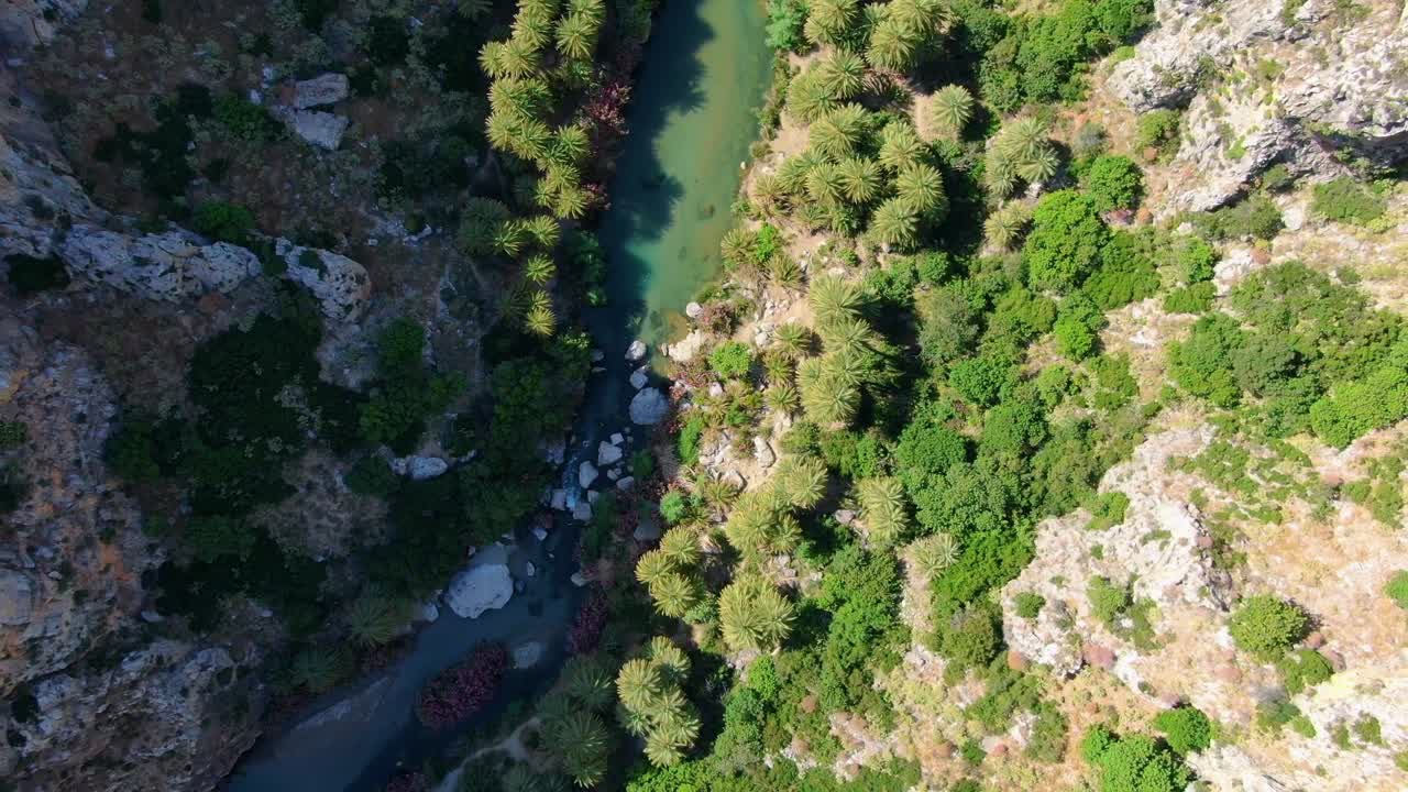 Vista dall'alto sulla superficie di un lago di montagna calmo a Creta, Grecia