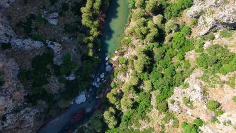 vista superior hacia abajo sobre la superficie de la montaña todavía lago creta, grecia