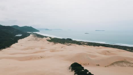 Toma-Aérea-De-Las-Dunas-De-Arena-De-La-Playa-De-Garopaba-En-Santa-Catarina,-Brasil