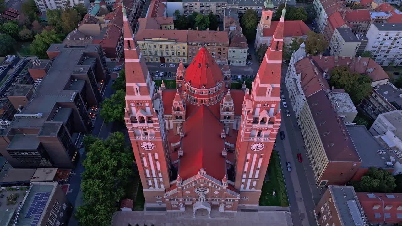 O Szegedi Dom domina o horizonte ao pôr do sol na histórica Szeged, Hungria