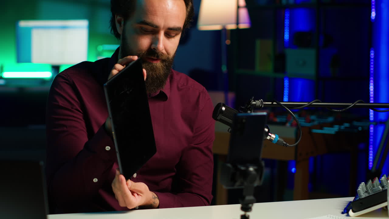 especialista en tecnología que presenta tableta, filmación con teléfono inteligente