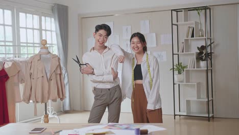스튜디오에서 일하는 패션 디자이너