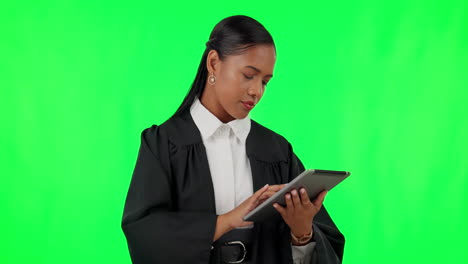 tableta, pantalla verde y legal con la mujer juez