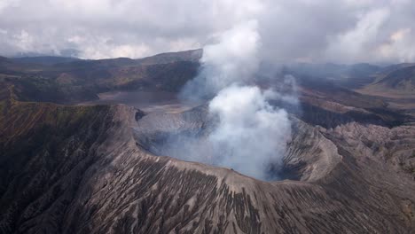 Cráter-Bromo:-Una-Maravilla-Surrealista-En-Java-Oriental,-Indonesia