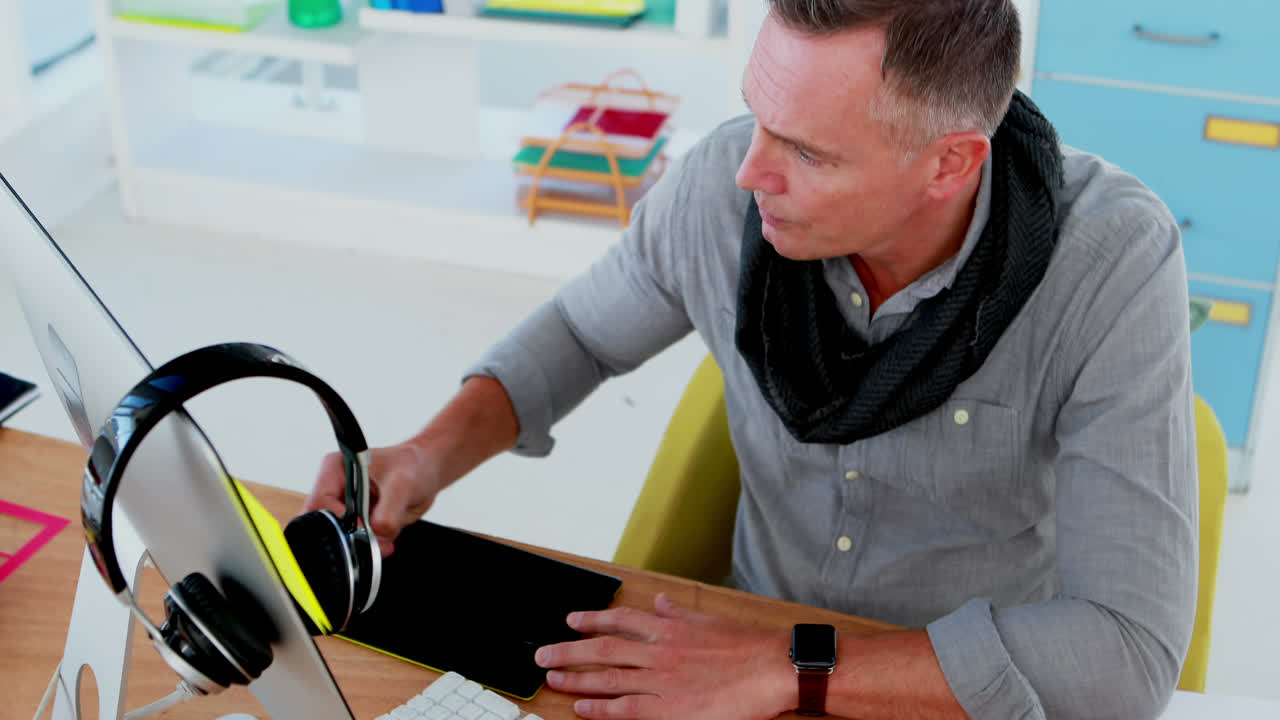 diseñador gráfico usando una tableta gráfica en el escritorio 4k