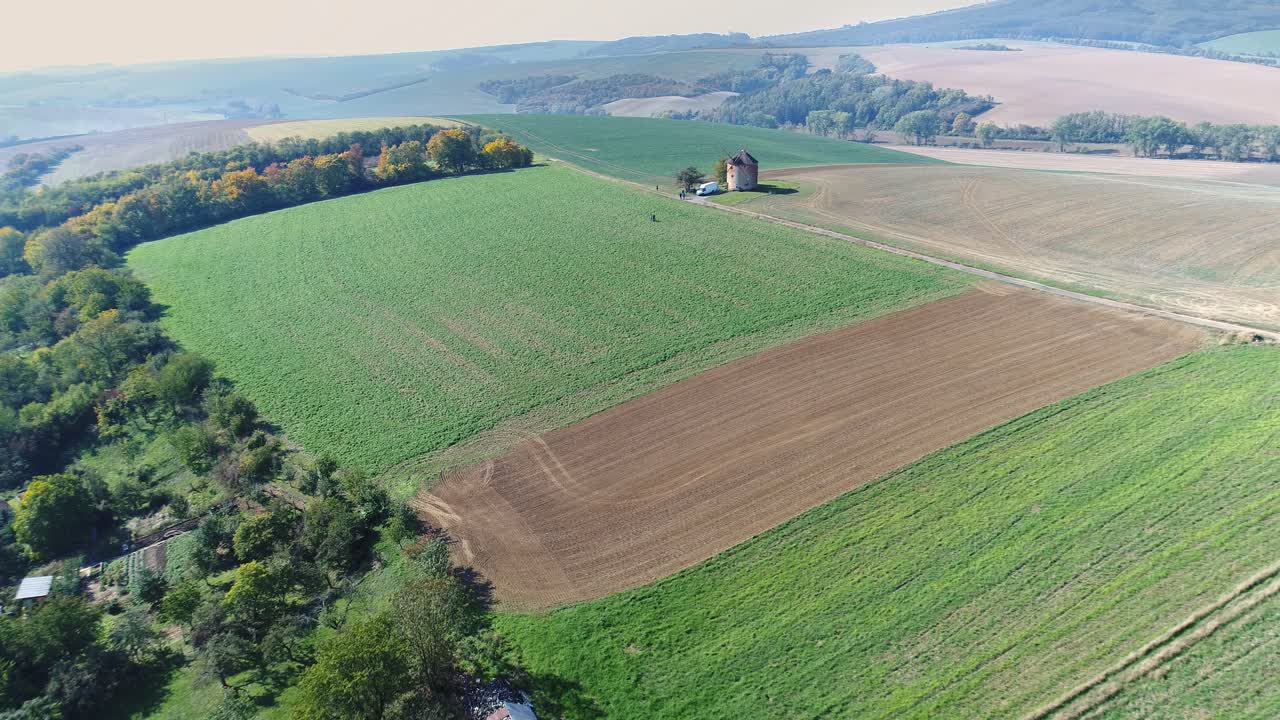 Bauernhaus umgeben von Feldern, sanften Hügeln und Wäldern, Mähren. Luftaufnahme
