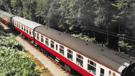 Tren-De-Vapor-Haverthwaite-Distrito-De-Los-Lagos-Parque-Nacional-Día-Soleado-Imágenes-De-Drones