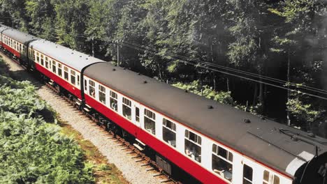 tren de vapor haverthwaite distrito de los lagos parque nacional día soleado imágenes de drones