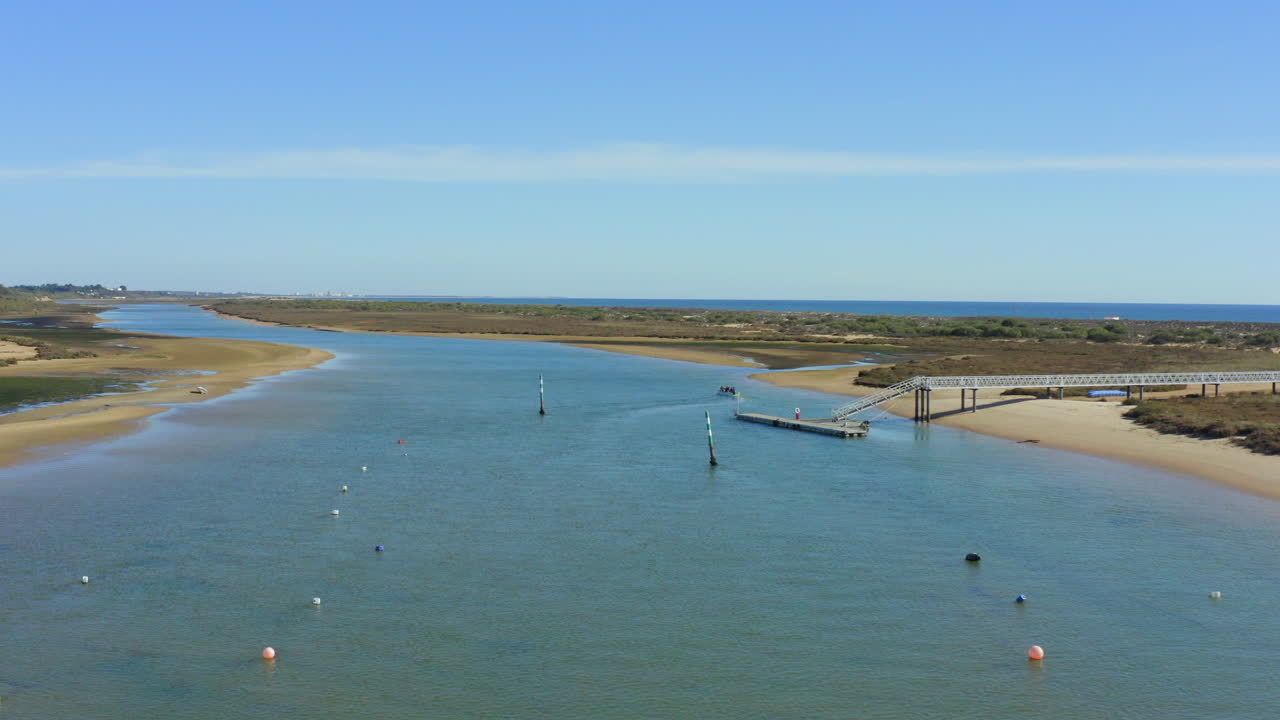 drone flyover ria formosa seguir un barco de turismo de crucero por el río, tavira, algarve