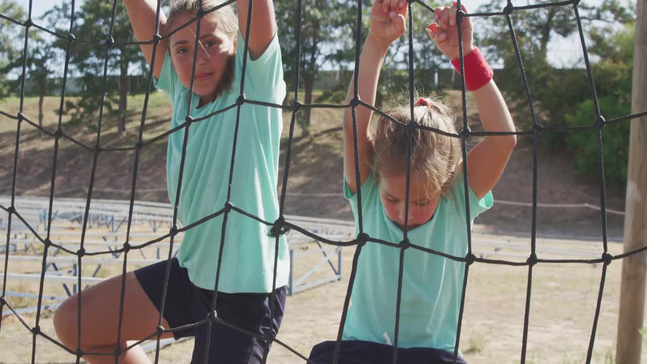 부트 캠프에서 훈련하는 백인 소녀들