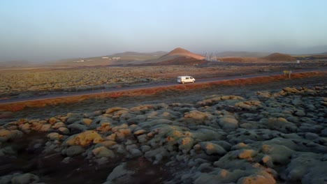 volando sobre un camino de tierra al atardecer en islandia
