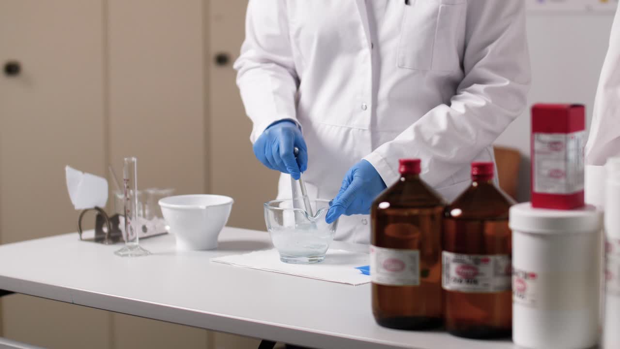 una crema se mezcla en un tazón de vidrio