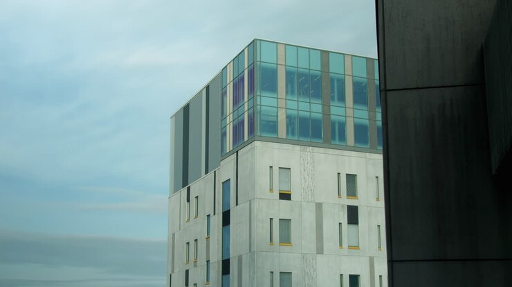Vue statique d'un bâtiment particulier avec une verrière.
