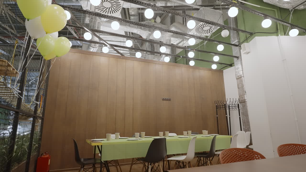 fiesta de cumpleaños de niños en un área de juegos