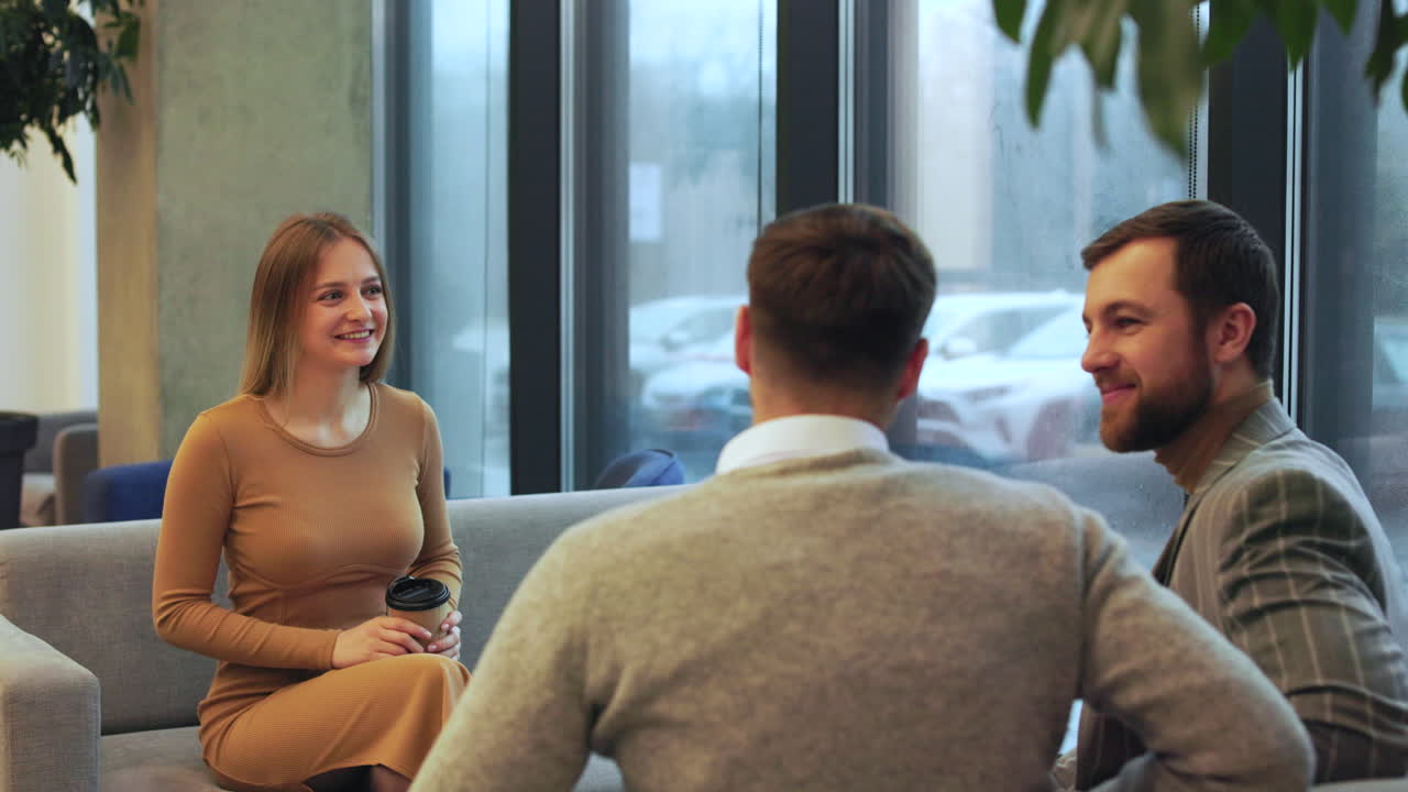 compañeros de trabajo hablando en el descanso