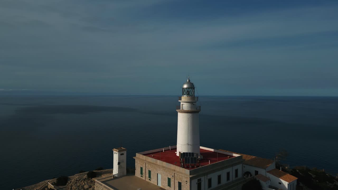 маяк в кап-форменторе, балеарский остров пальма-де-мальорка, испания, с впечатляющими скалами, горами и скальными образованиями