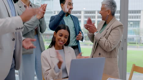 portátil, ganadora o feliz mujer de negocios