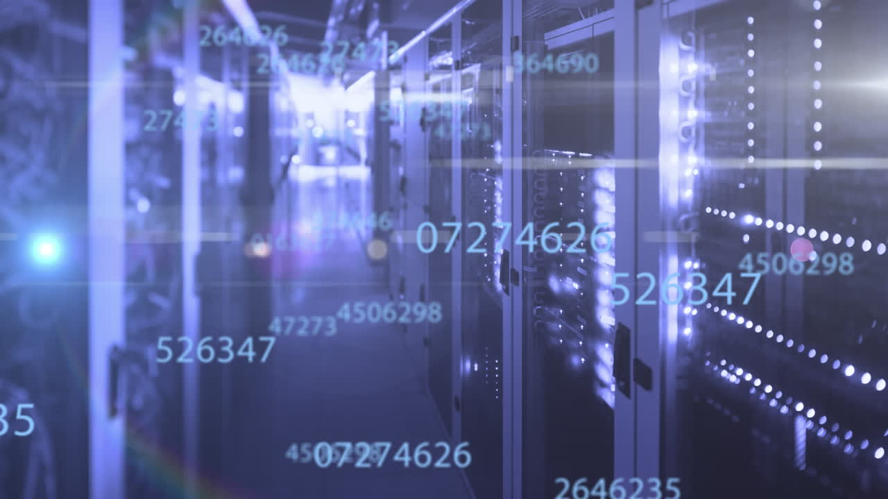 animación de números cambiantes sobre la lente arco iris sobre la sala del servidor de la computadora